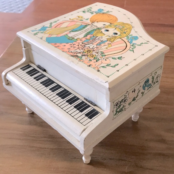 Vintage big eye Orient services piano music box